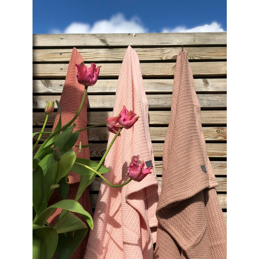 VINTER&BLOOM Kuscheldecke Soft Grid Chrystal Pink