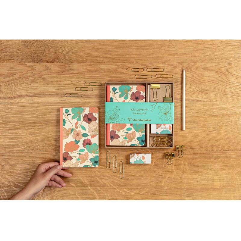 Gaïa beige, Kit de papeterie contenant un carnet 11x17 cm 64 pages lignées, un crayon de papier, 2 pinces doubles-clip, 10 trombones et une gomme