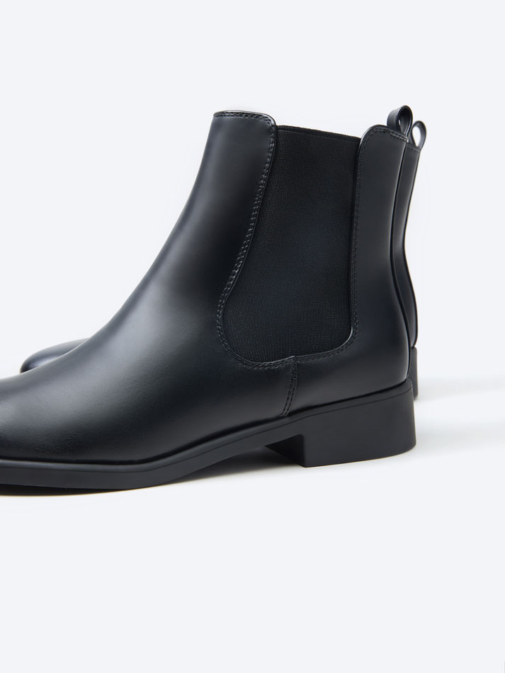 Bota de cano curto sem salto - Preta