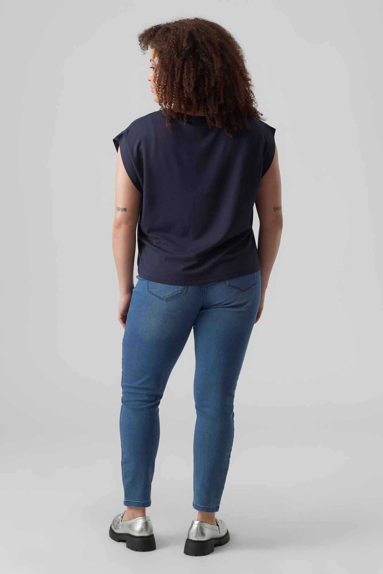 Camiseta azul com detalhe de ombreiras curvas