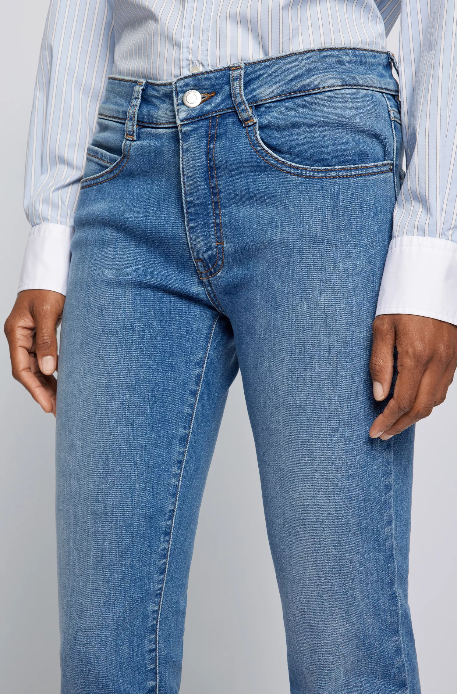 Calça jeans BOSS preta, corte slim, em denim superelástico azul vibrante.
