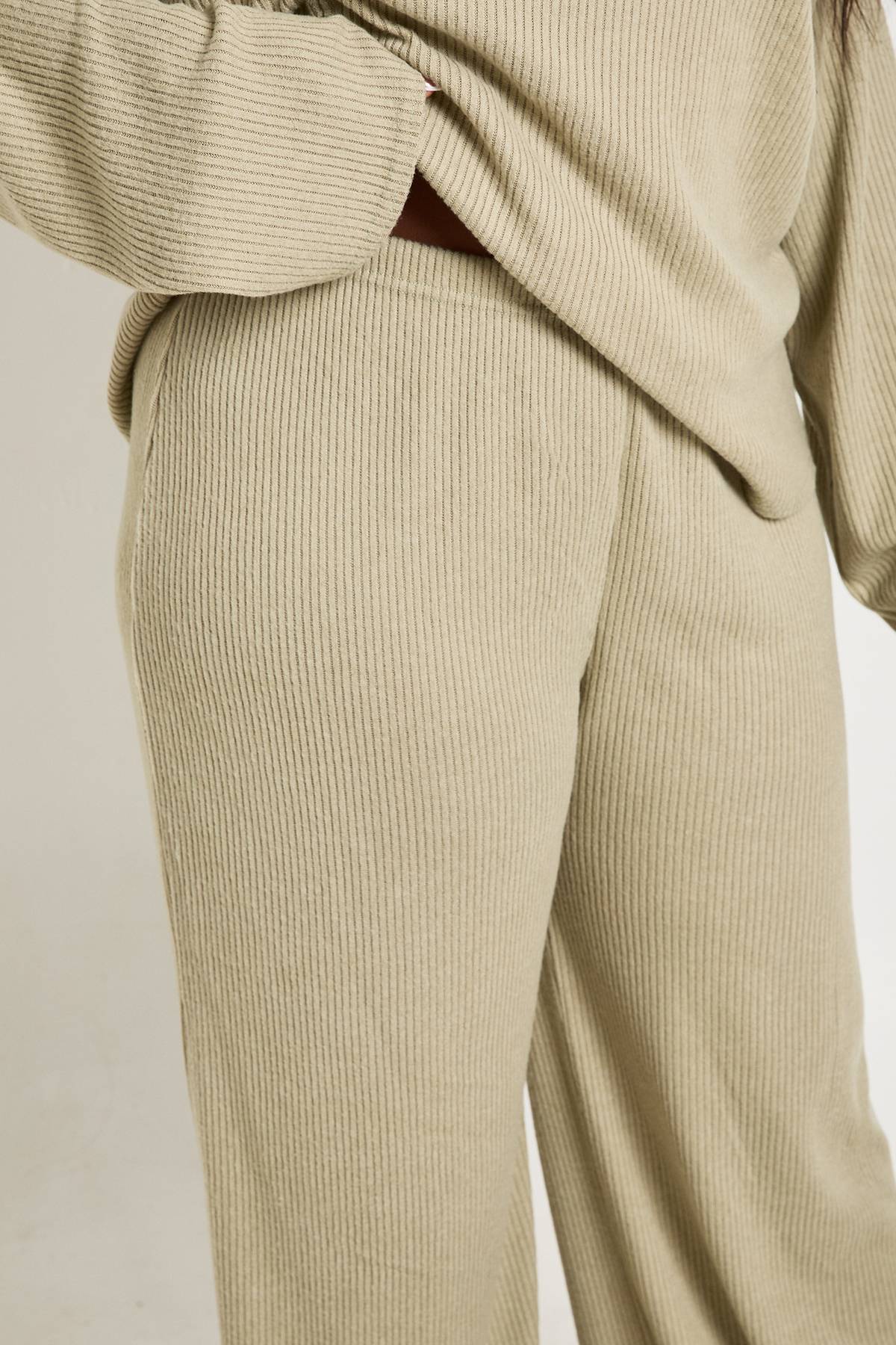 boohoo Ensemble De Détente Grande Taille Avec Haut À Manches Longues Froncé Devant Et Pantalon Large