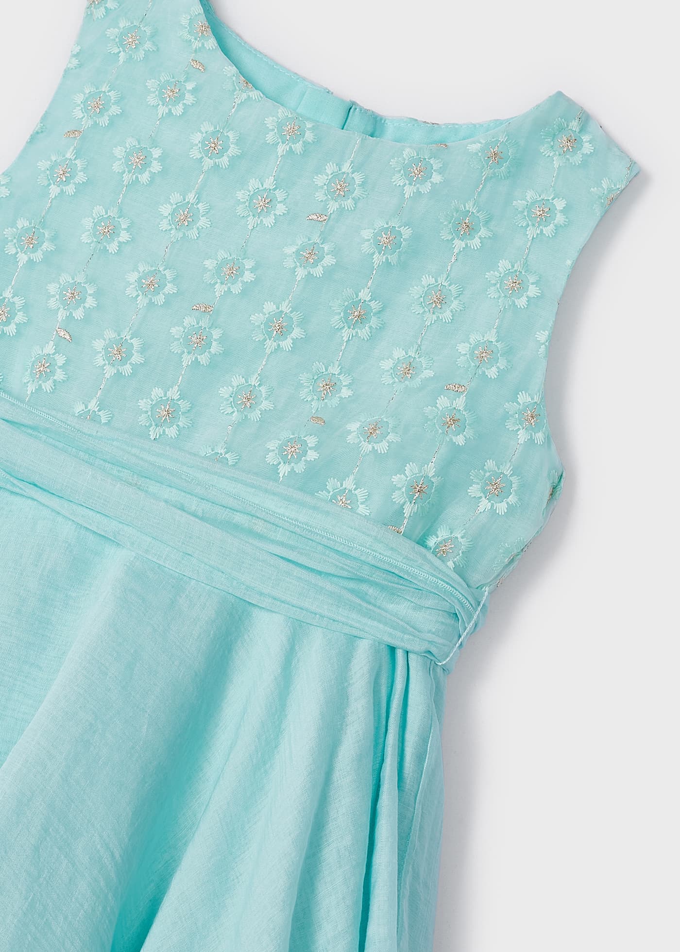 Vestido com saia franzida e bordado para menina