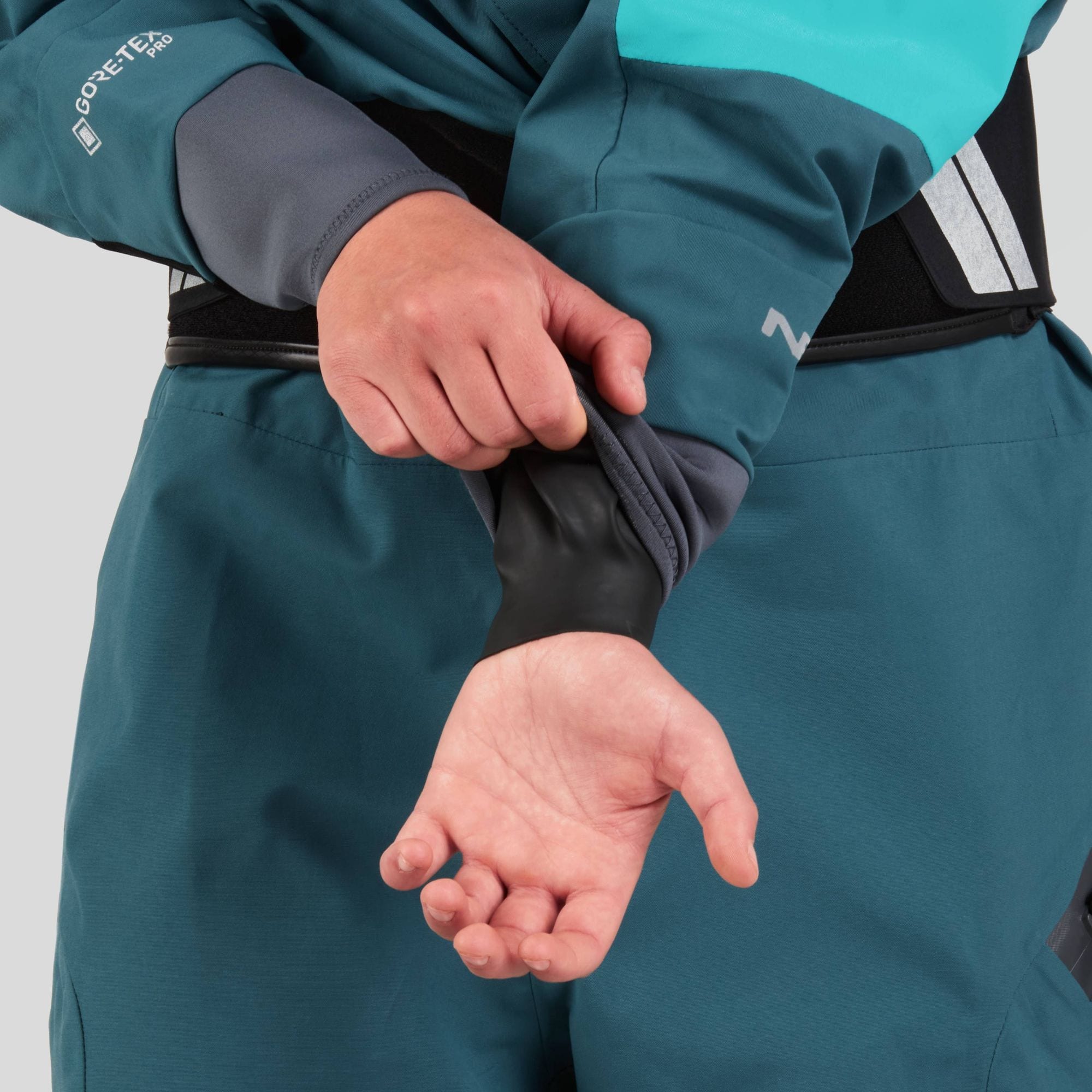 NRS Women's Axiom GORE-TEX Pro Dry Suit<br>Toppmodellen fra NRS