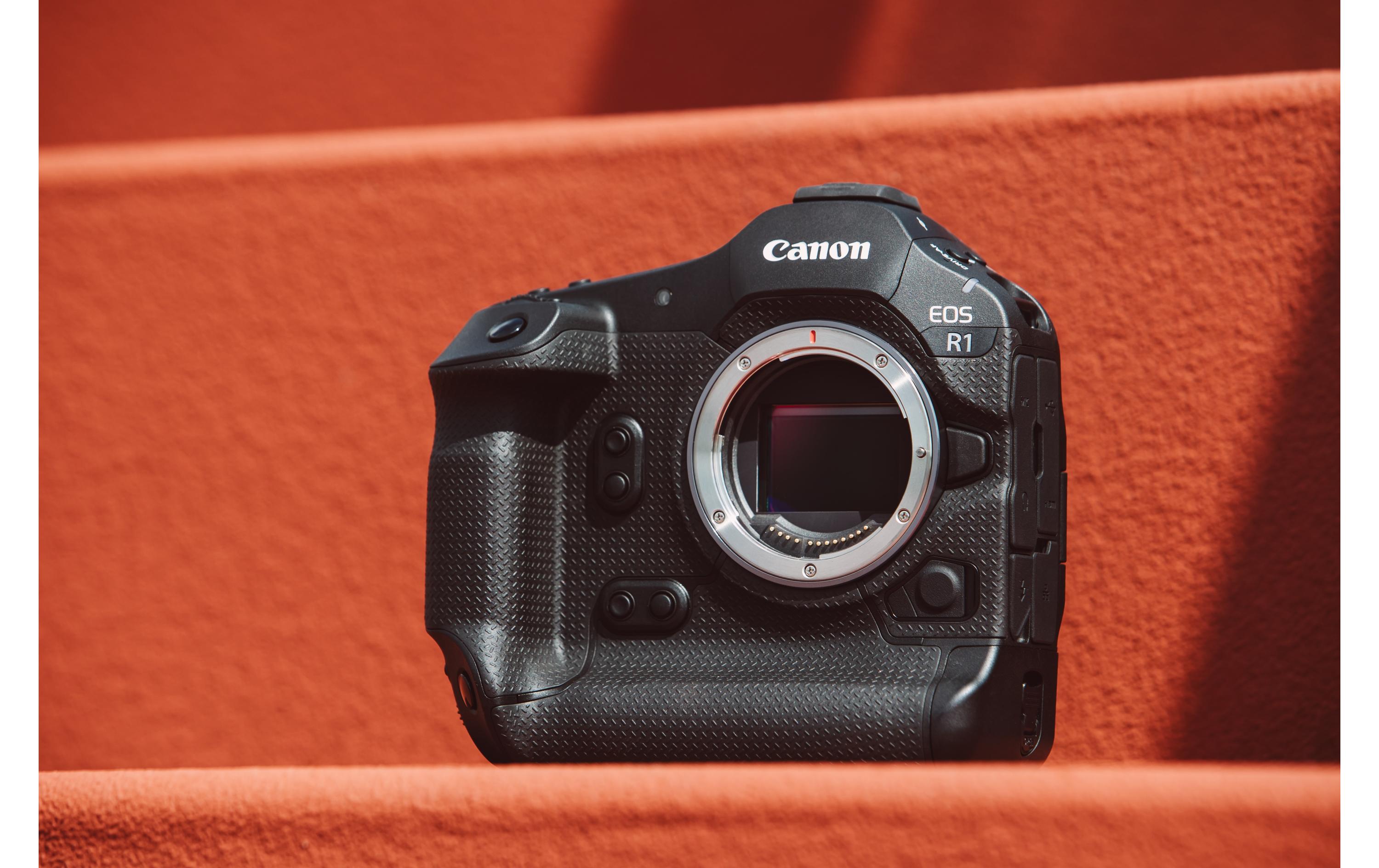 Fotokamera EOS R1 Kit AV PRO MK2 4 TB<br>Leistungsstarke Kamera, geeignet für Sport-, Nachrichten- und Action-Aufnahmen inklusive Speicherkarte