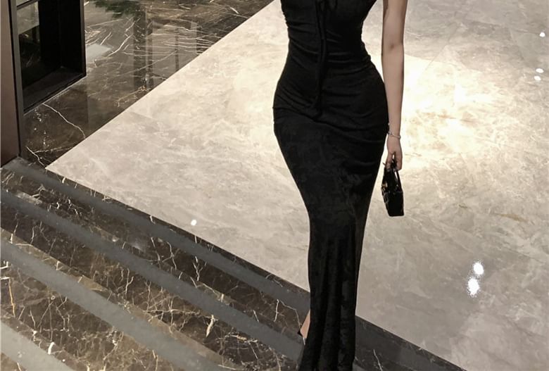 Gultown - Mouwloze off-shoulder maxi-jurk met ruches en strik in twee kleuren