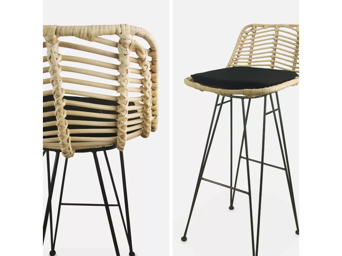 Deux tabourets de bar en rotin naturel et métal. coussins noirs - Cahya