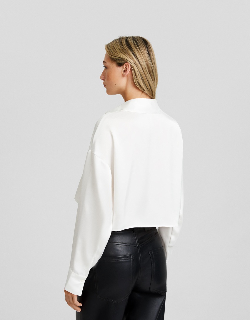 Camisa cropped de cetim com mangas compridas