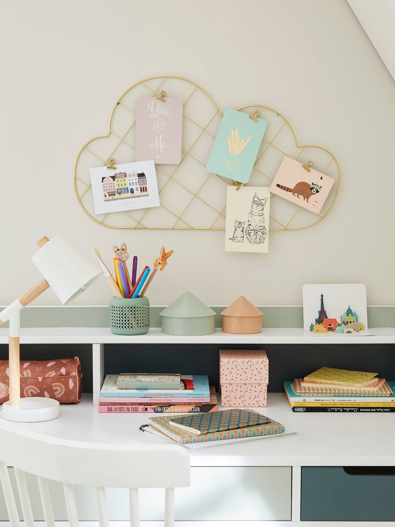 Moldura múltipla em formato de nuvem, na cor amarelo metálico médio, com detalhes em latão.