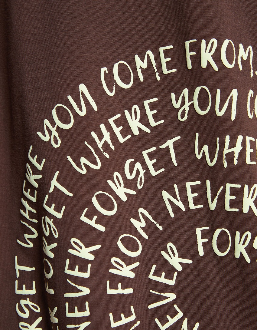 Camiseta de manga curta com estampa e modelagem quadrada