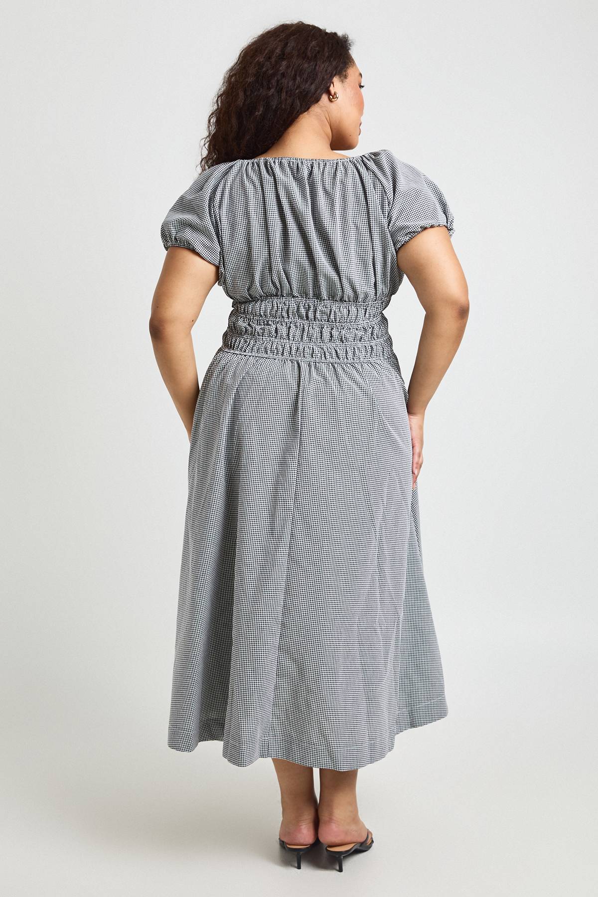 boohoo Robe Mi-longue Grande Taille À Taille Froncée Et Motif Vichy