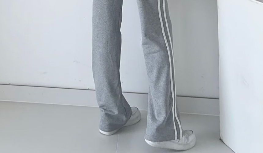 Yukis - Rechte joggingbroek met trekkoord, gestreepte letters en geborduurde tekst