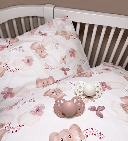 N?rgaard Madsens Senget?j - Baby - Hvid m. Elefanter i Rosa Nuan