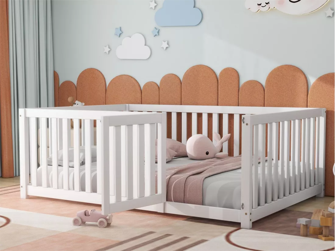 Lit bébé 140 x 200 cm sol en bois Cadre de lit avec clôture et porte, blanc