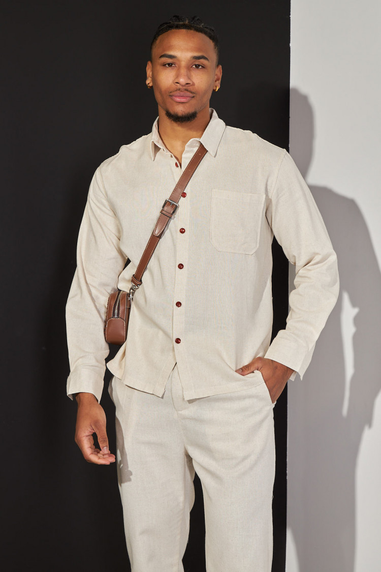 Chemise en lin beige à boutons rouge