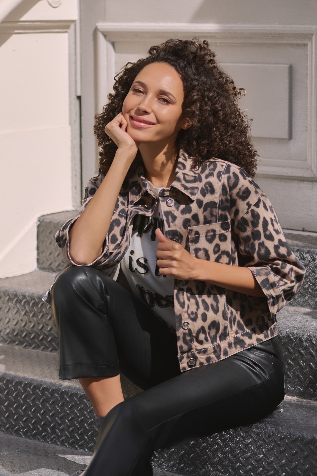 Monari Kurzjacke »Jacke Leodruck allover« ohne Kapuze Mit Rundhalsausschnitt