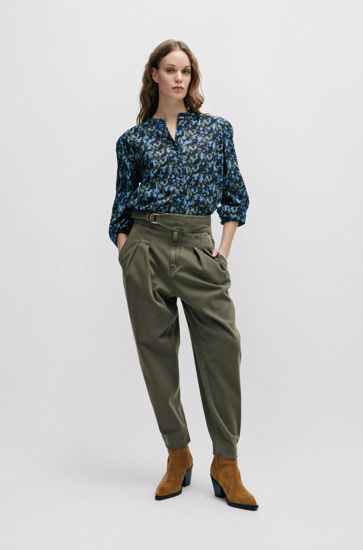 Calça BOSS laranja, corte relaxado, em sarja de algodão com pregas frontais.