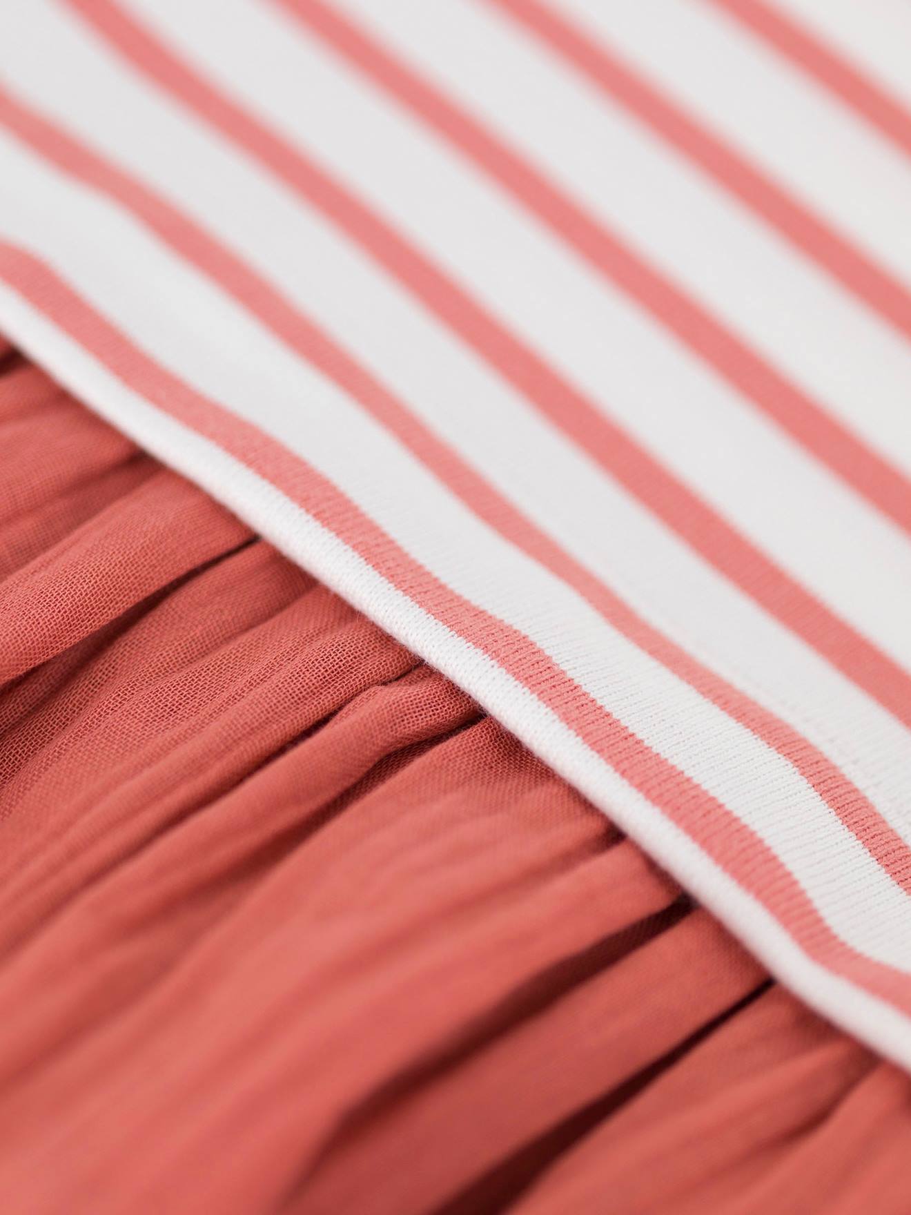Vestido curto PETIT BATEAU em malha de algodão orgânico listrada vermelho claro e chiffon, com mangas curtas.