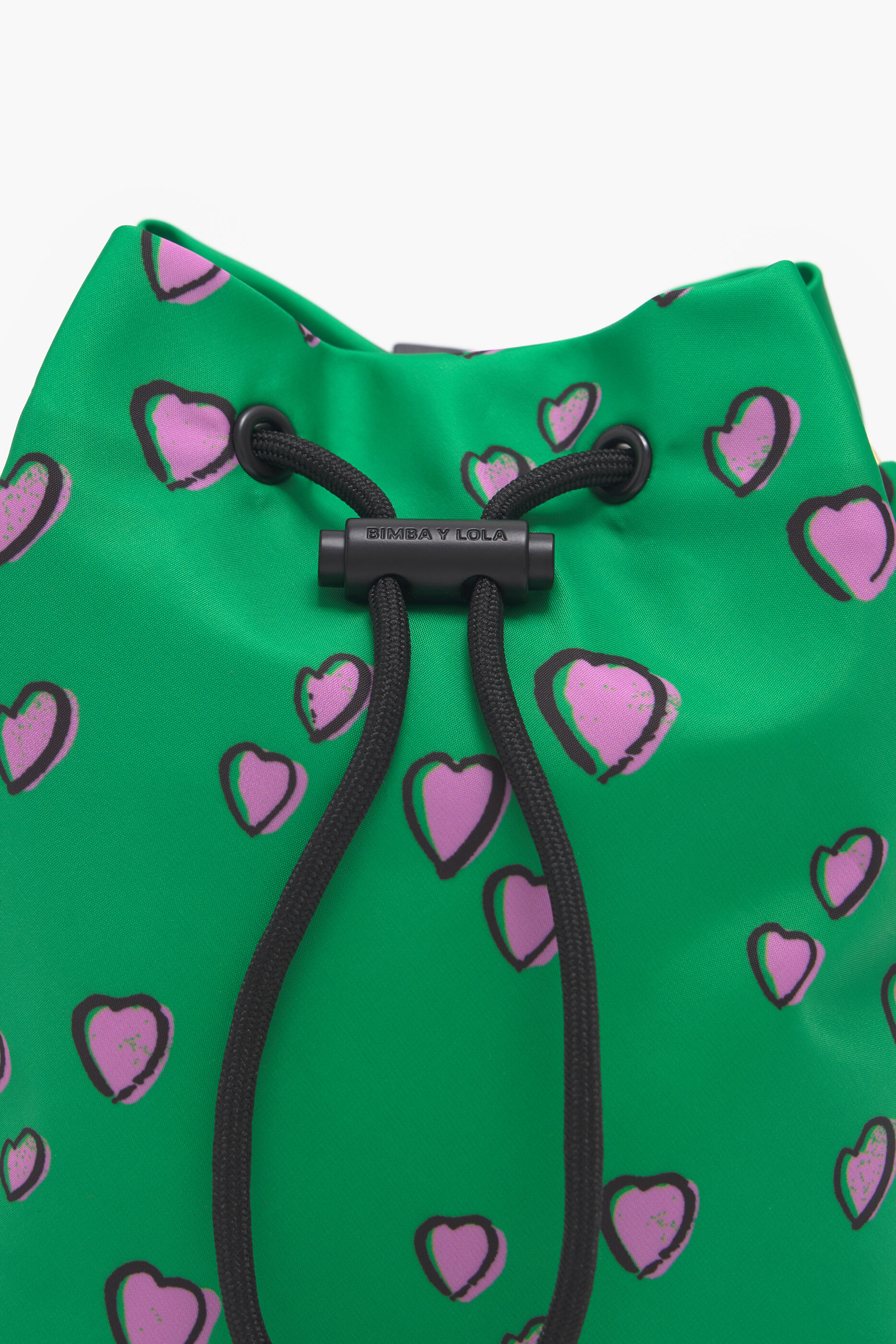 Mini bolsa com cordão, estampa de corações pequenos verdes.