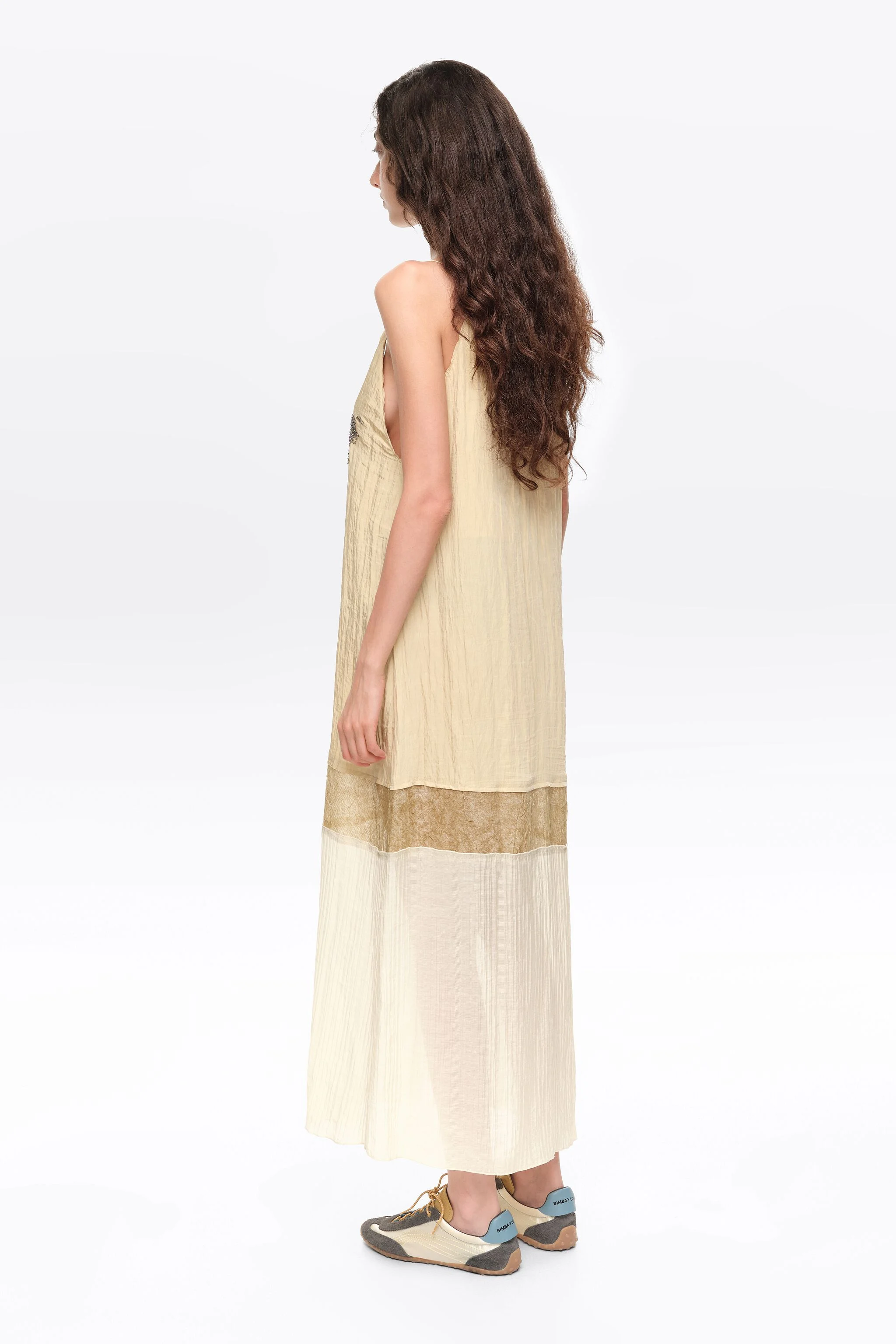 Vestido midi reto ocre com pedrarias