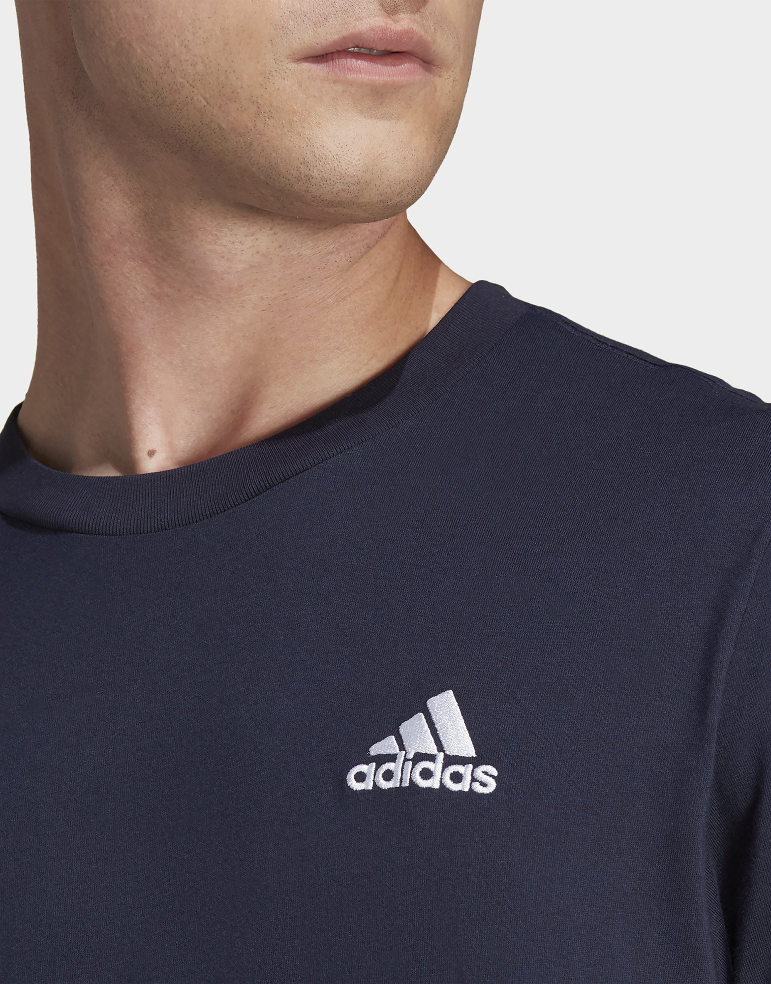 adidas T-shirt en jersey à petit logo brodé Essentials