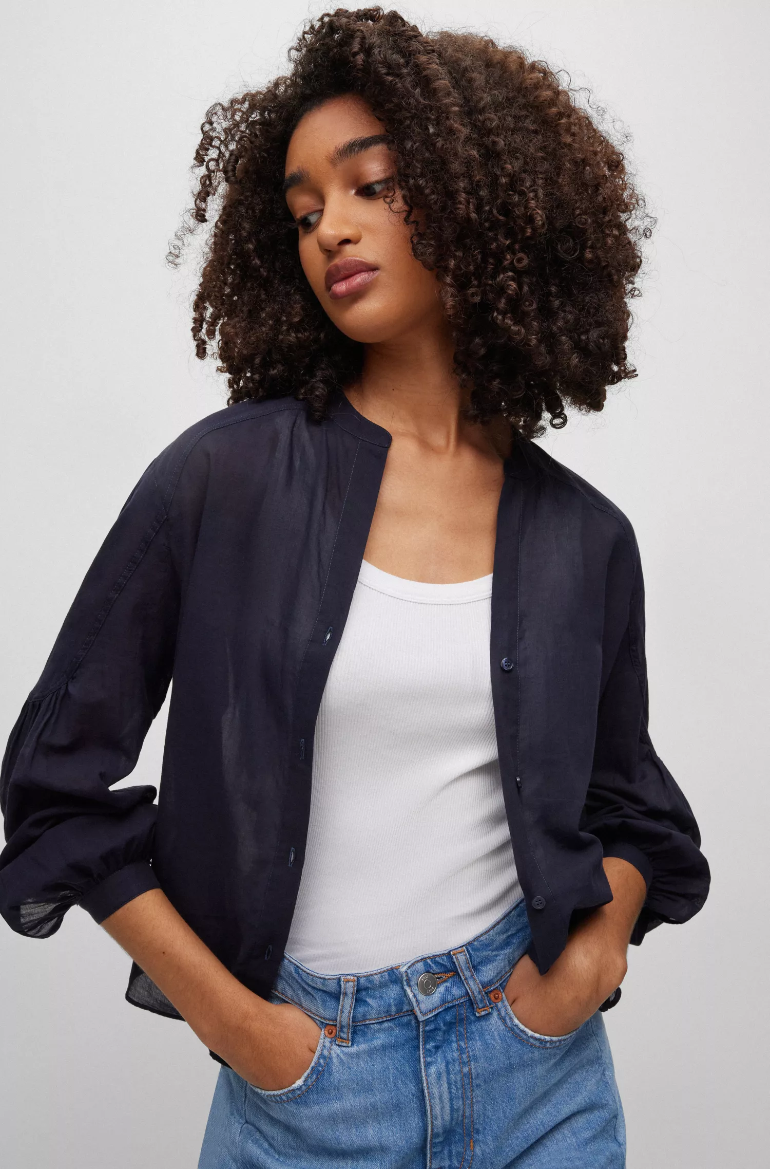 Blusa BOSS preta, modelagem relaxada e sem gola, em voile de algodão.