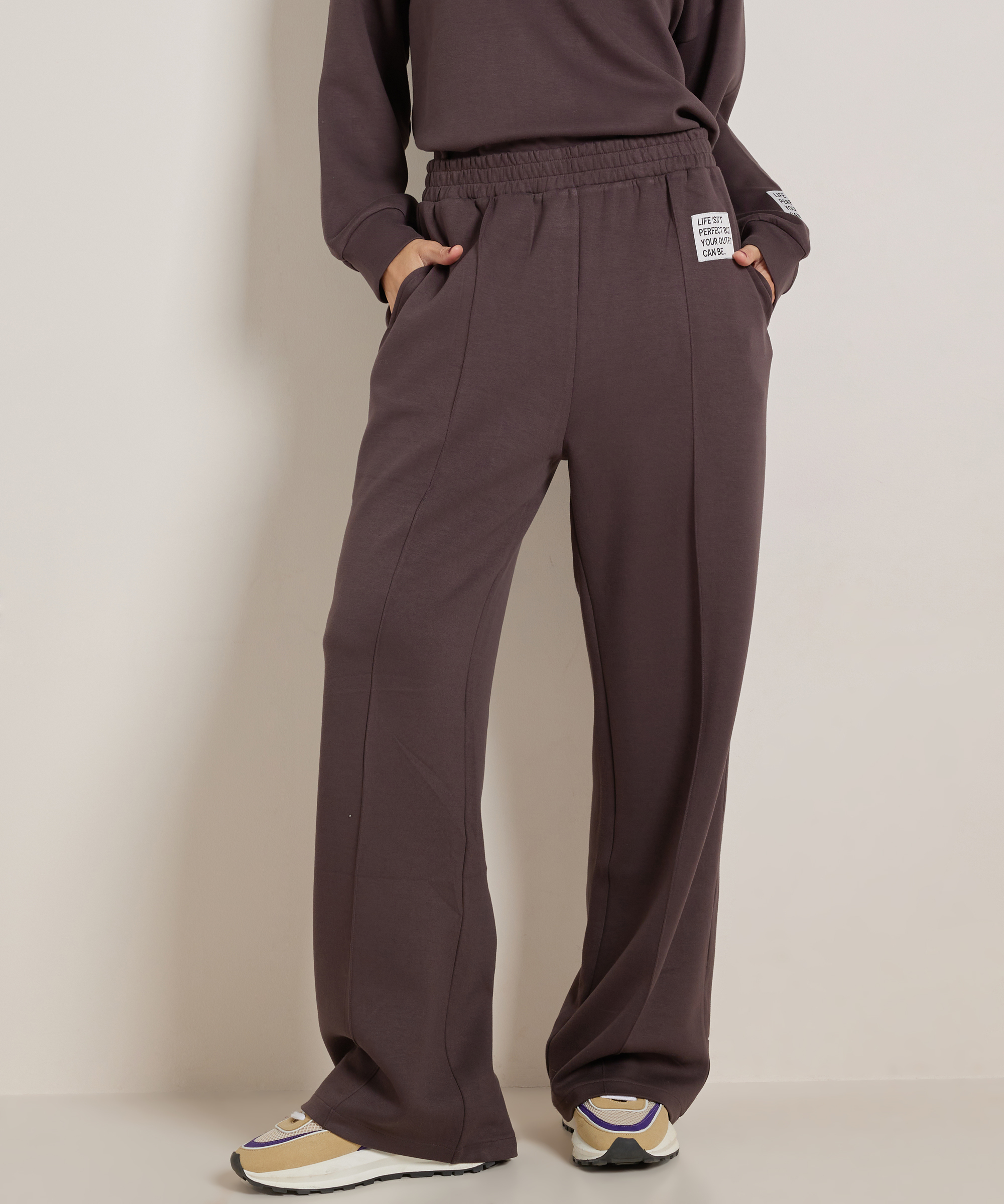wide fit broek met label