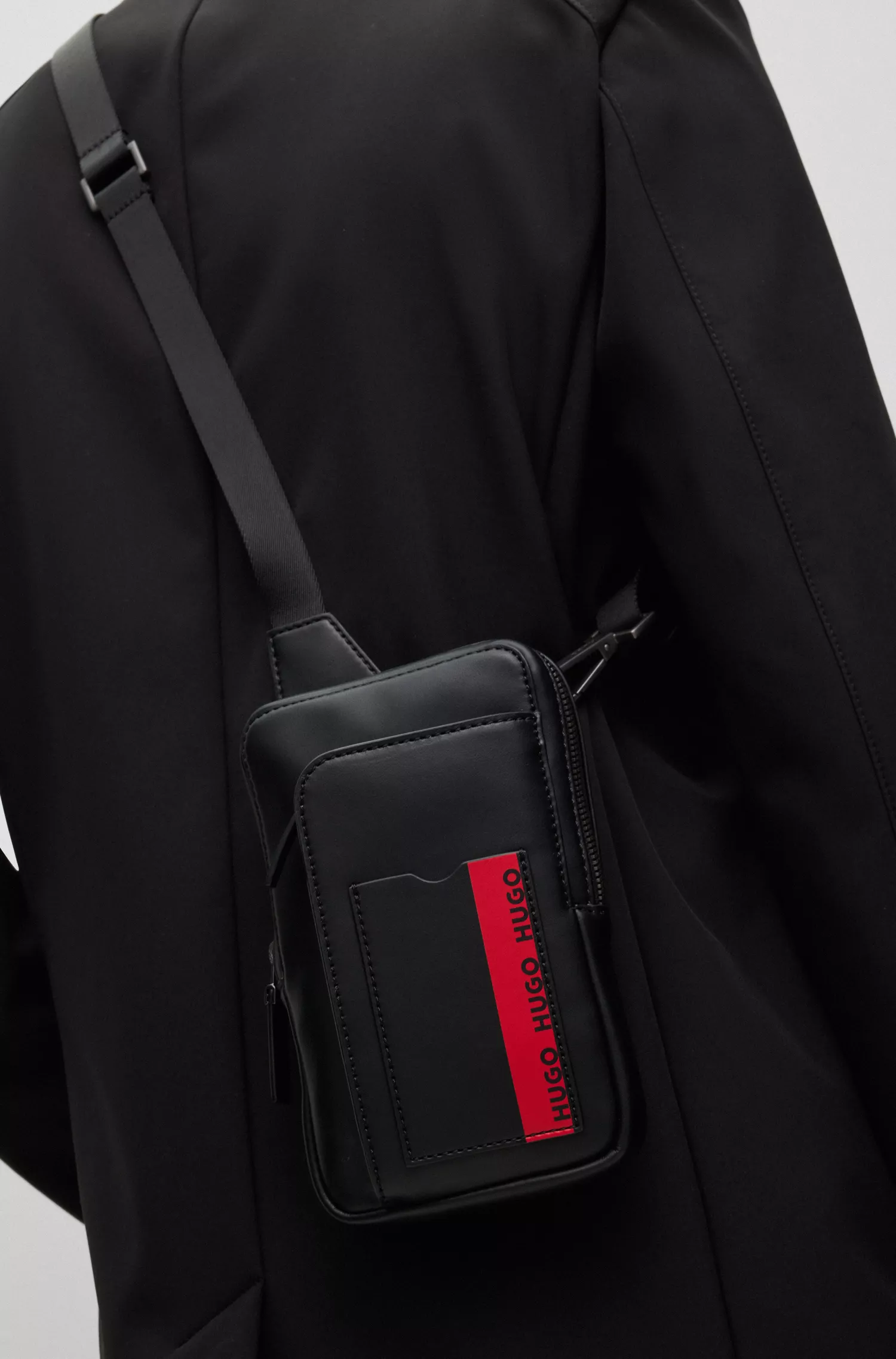 Bolsa de pescoço HUGO vermelha em couro sintético com bolso com acabamento em logotipo.