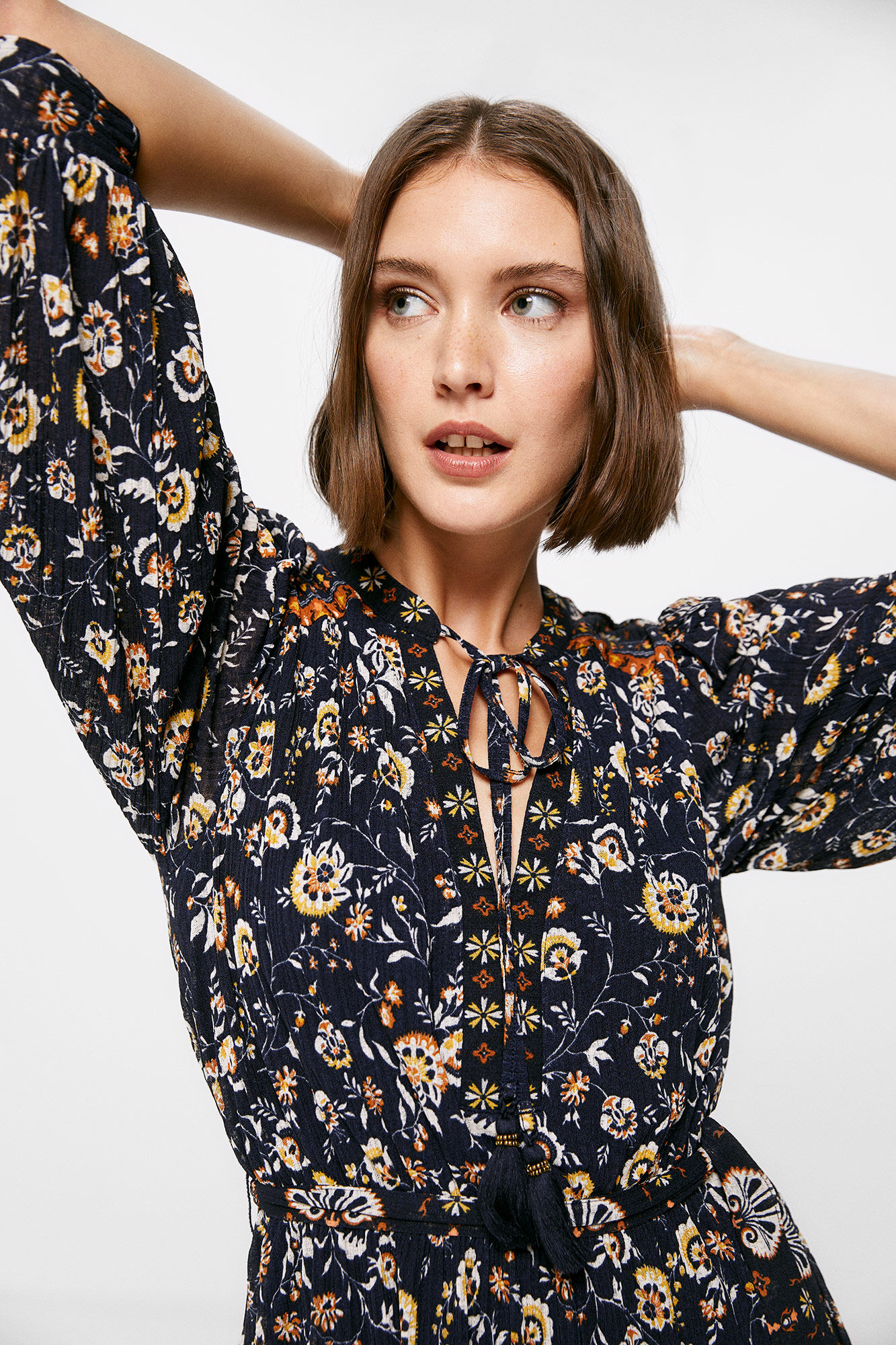 Vestido curto com flores e bordados