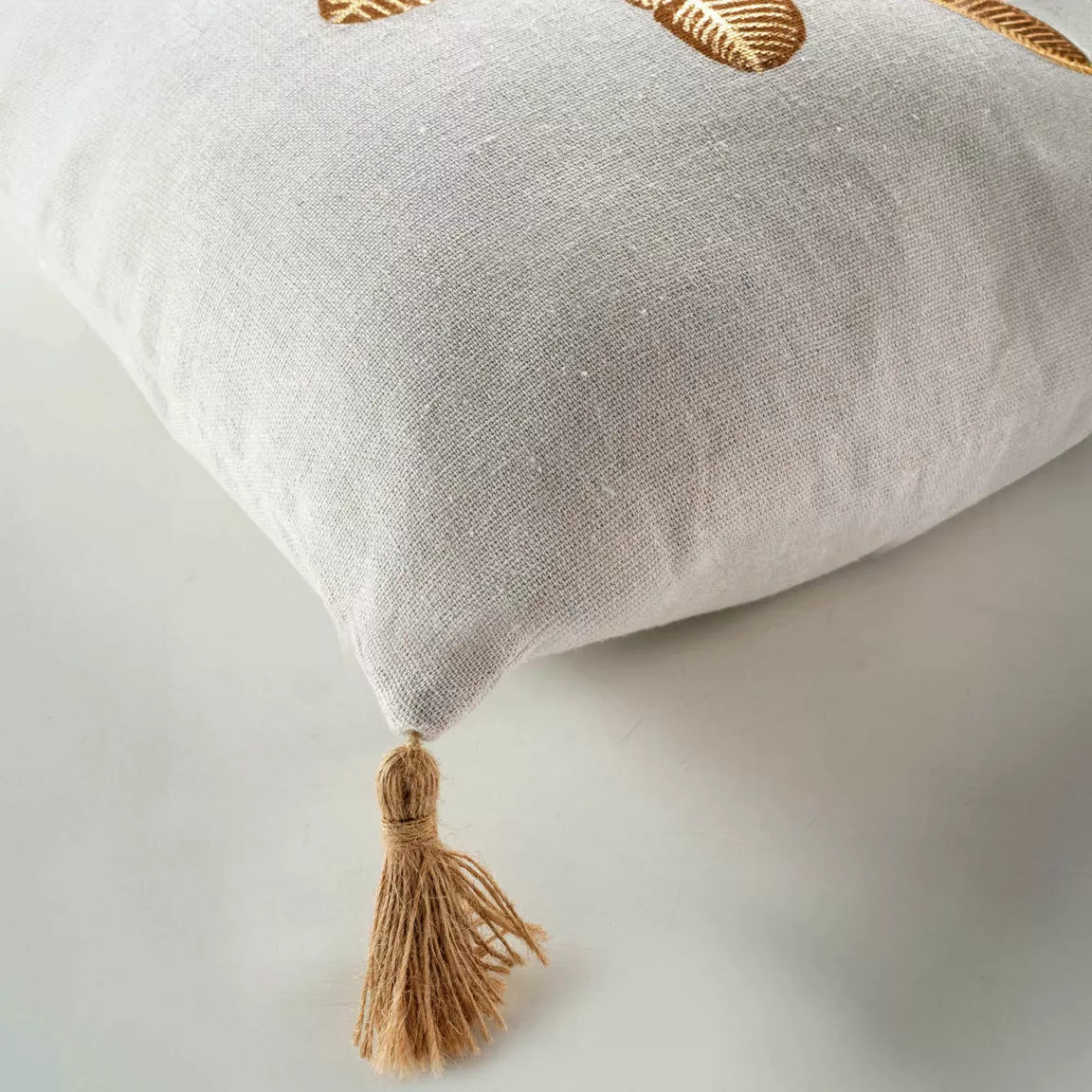 Coussin carré pompons (45 x 45 cm) Théa Marron