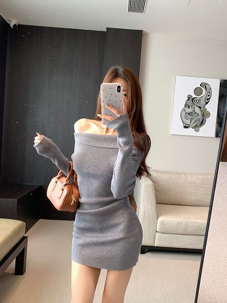 Isaaca - Lange mouw off-shoulder geribbelde mini-bodycon gebreide jurk