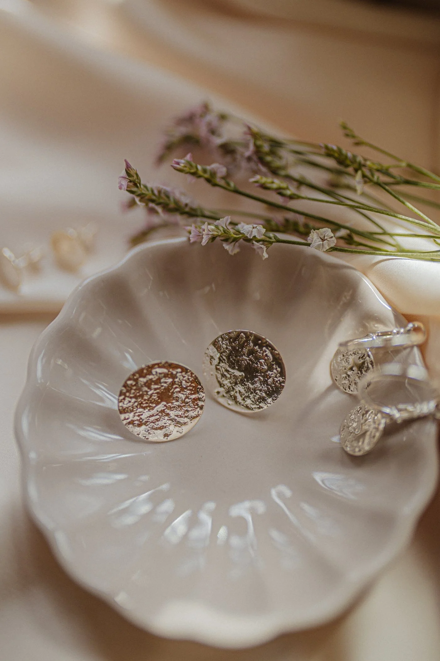 HESTIA - Maxi boucles d'oreilles puces ronds martelés plaqué argent | Argent