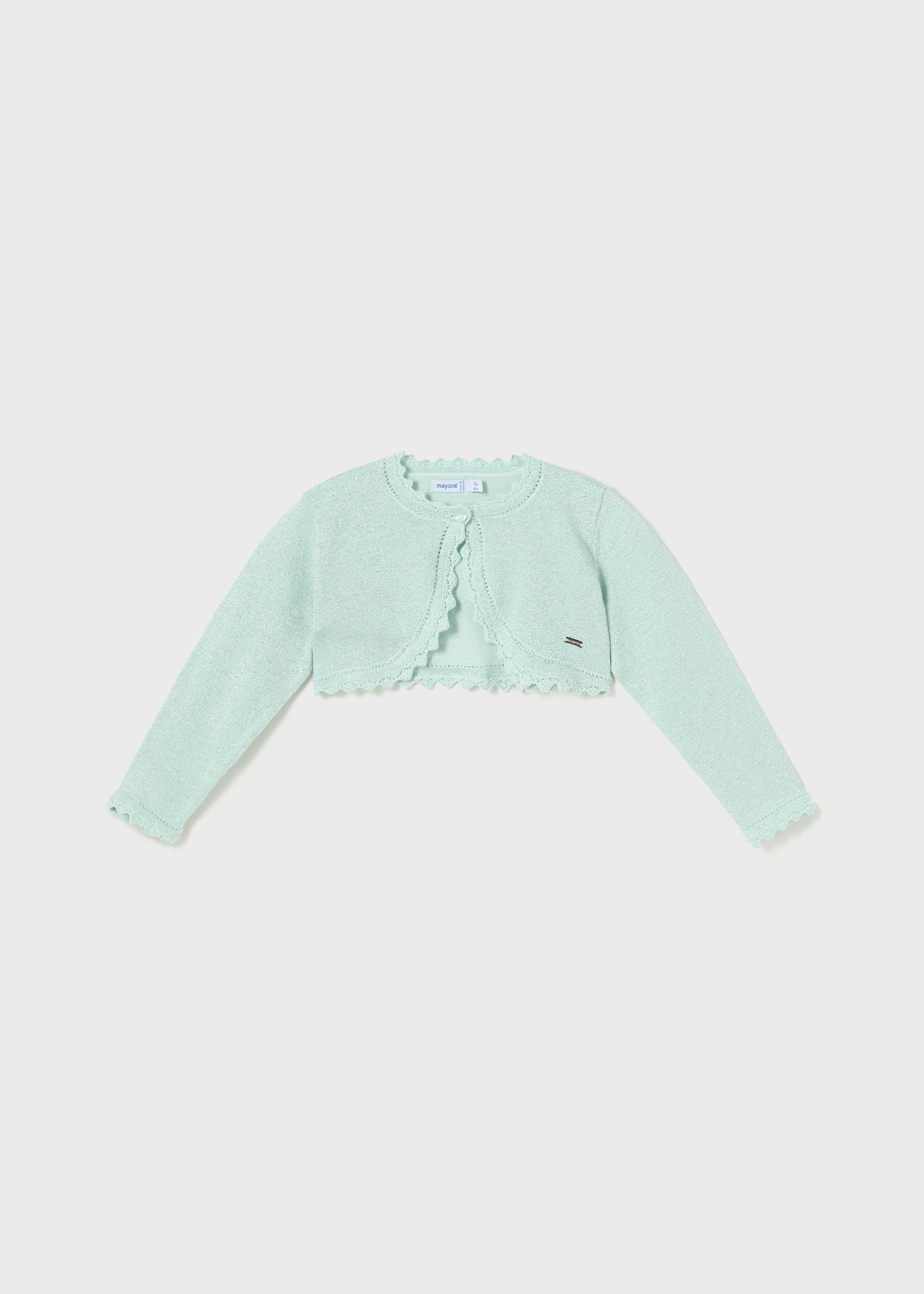 Casaquinho estilo bolero para bebê, confeccionado em algodão sustentável.