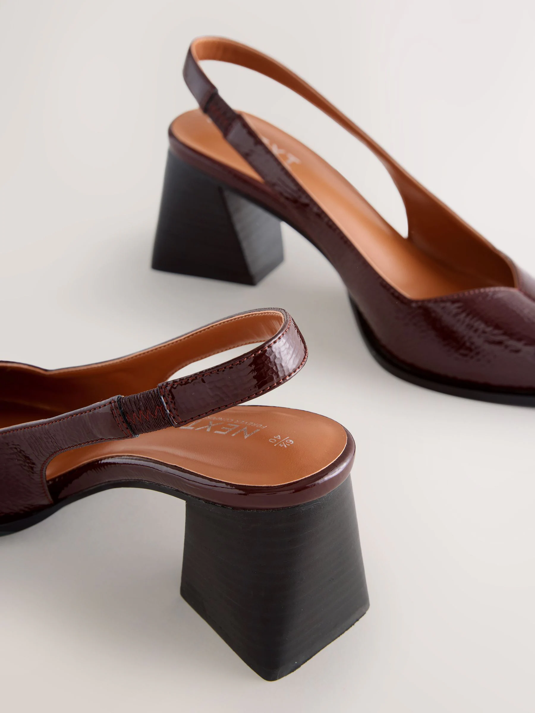 Bordeauxrood - Forever Comfort® Pointed Toe Slingback Block Heels