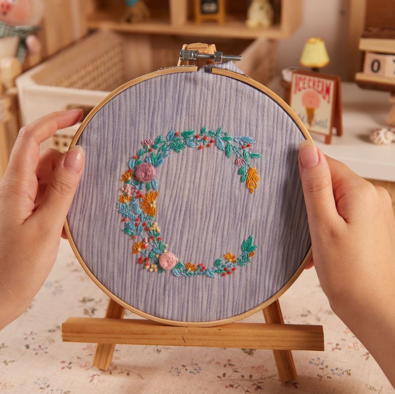 Embroidery Kingdom - DIY borduurpakket met letteramuletten