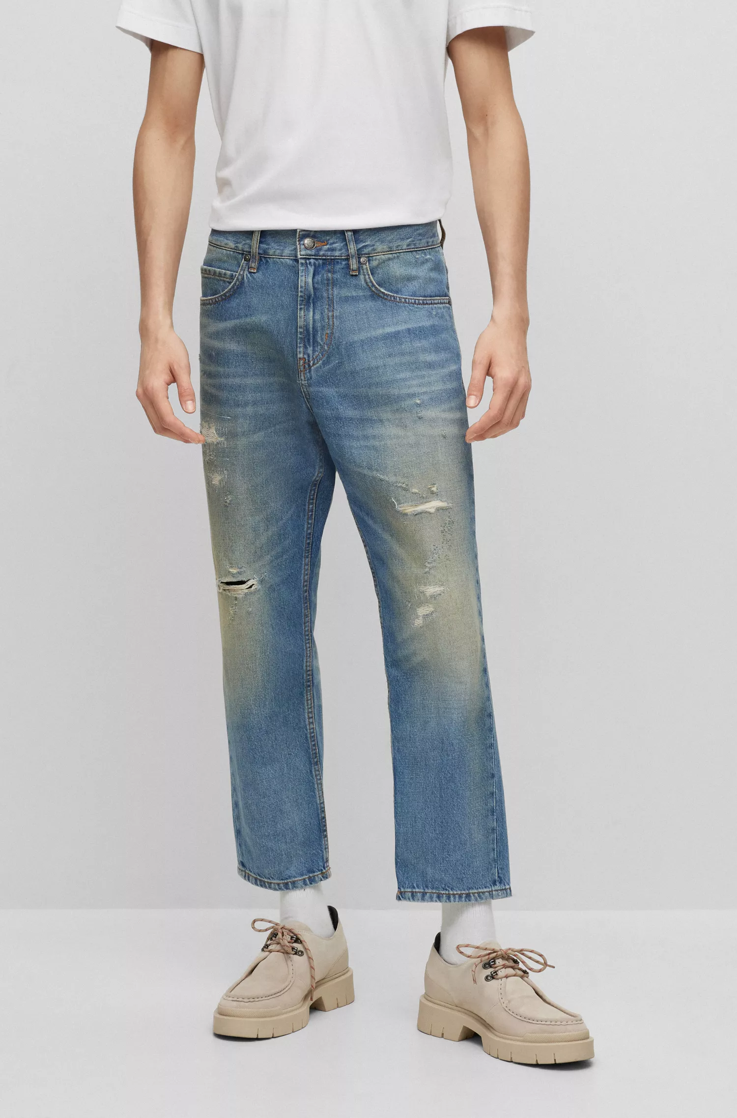 Calça jeans HUGO vermelha, modelagem folgada, em denim azul com lavagem vintage.