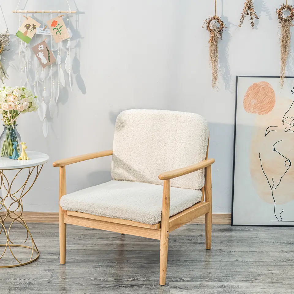 Fauteuil van massief hout en witte lussen