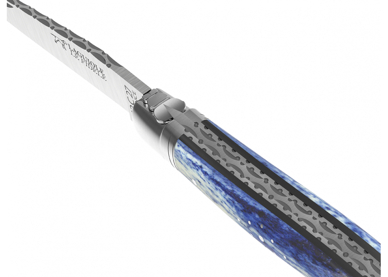 Couteau Laguiole prestige avec un manche en os de girafe teinte bleu et mitres en acier inoxydable