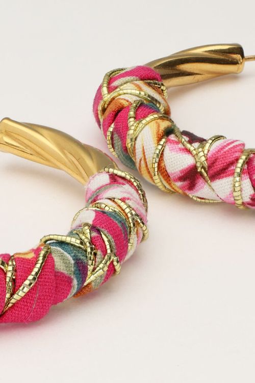 Art oorringen met roze gevlochten look