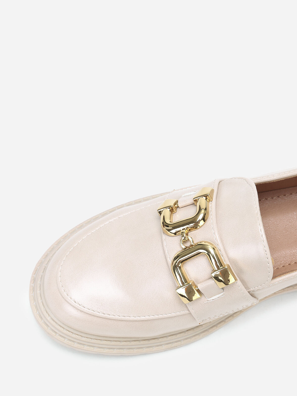 Mocassins crantés à boucle dorée en relief- Beige