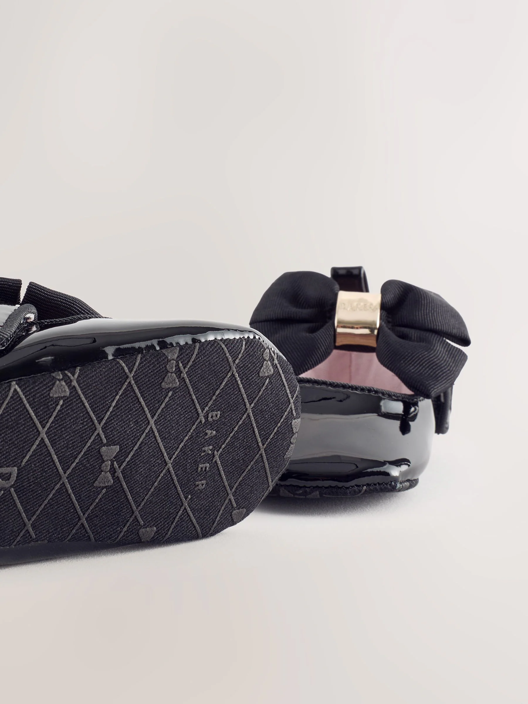 Zwart lak - Baker by Ted Baker babyslofjes met strik voor meisjes