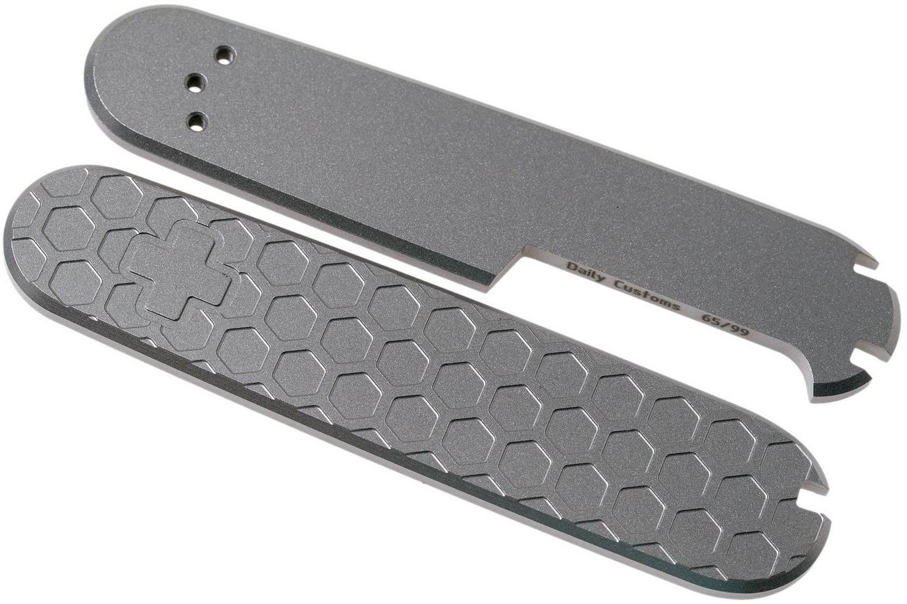 Daily Customs 91.2  Honeycomb 2D Pattern, Titanium P10011809 Victorinox greepschalen