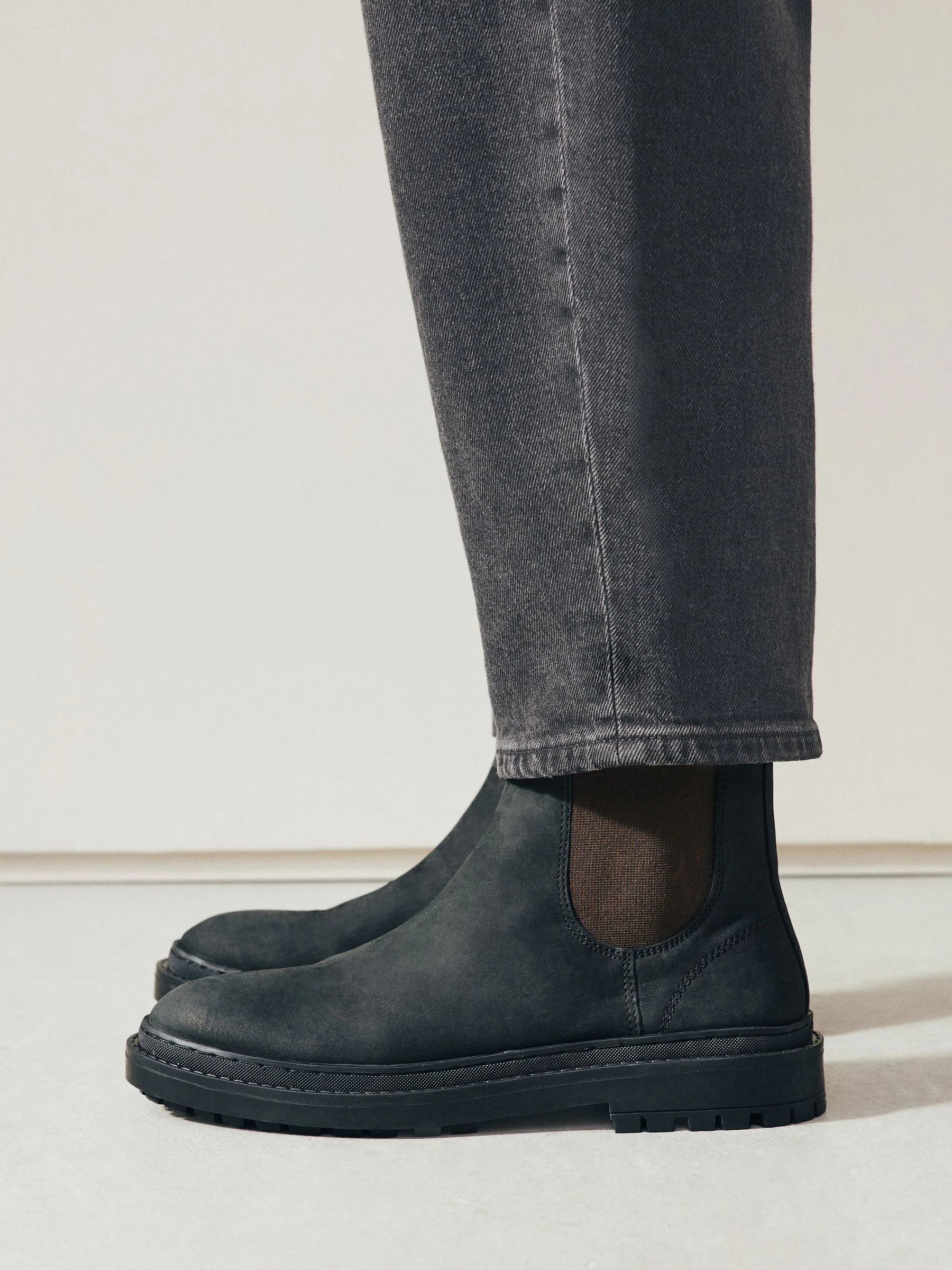 Black Oiled Leather - Forever Comfort® Round Toe Chelsea Boots