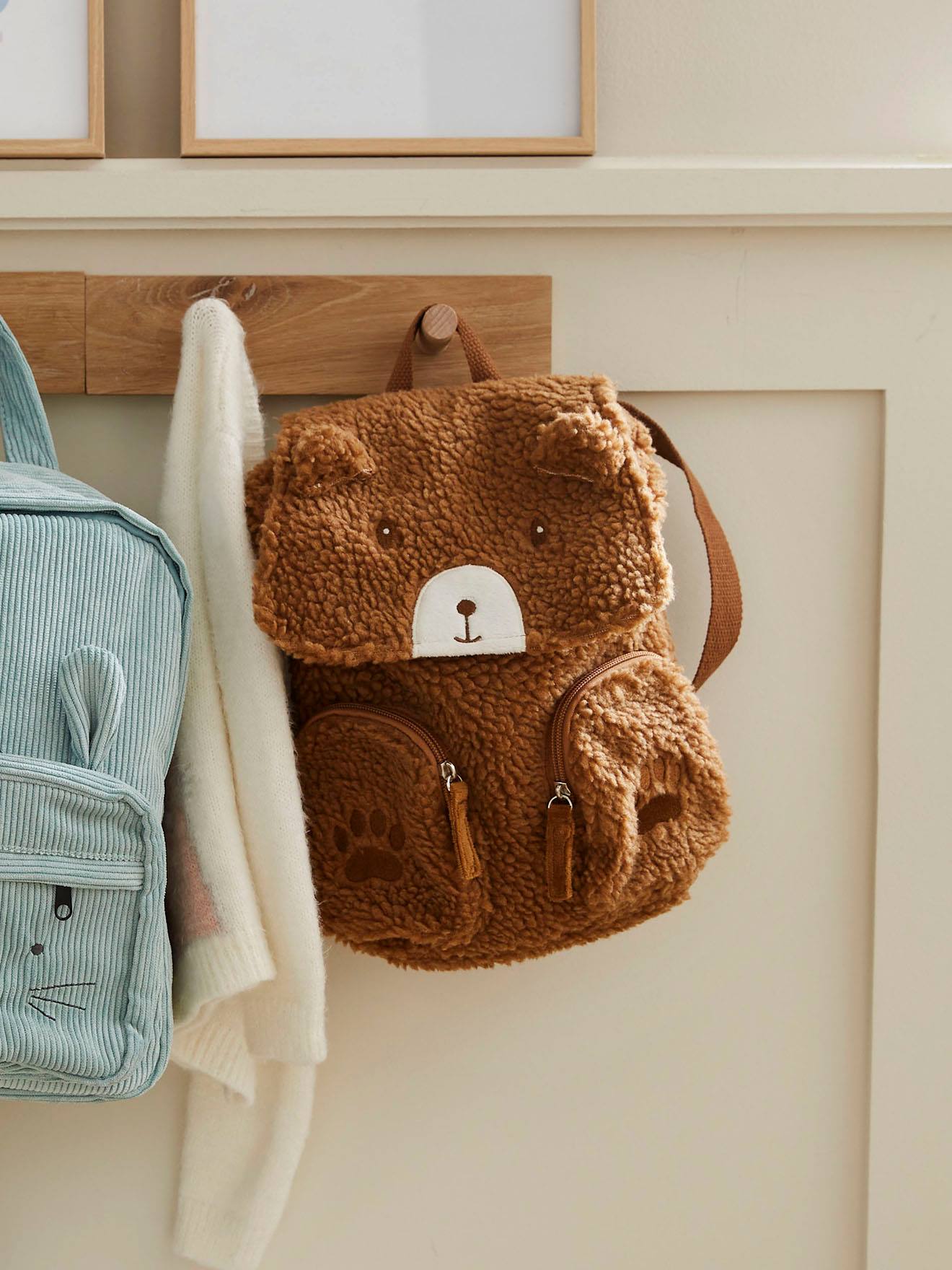 Mochila marrom média lisa com estampa de urso.