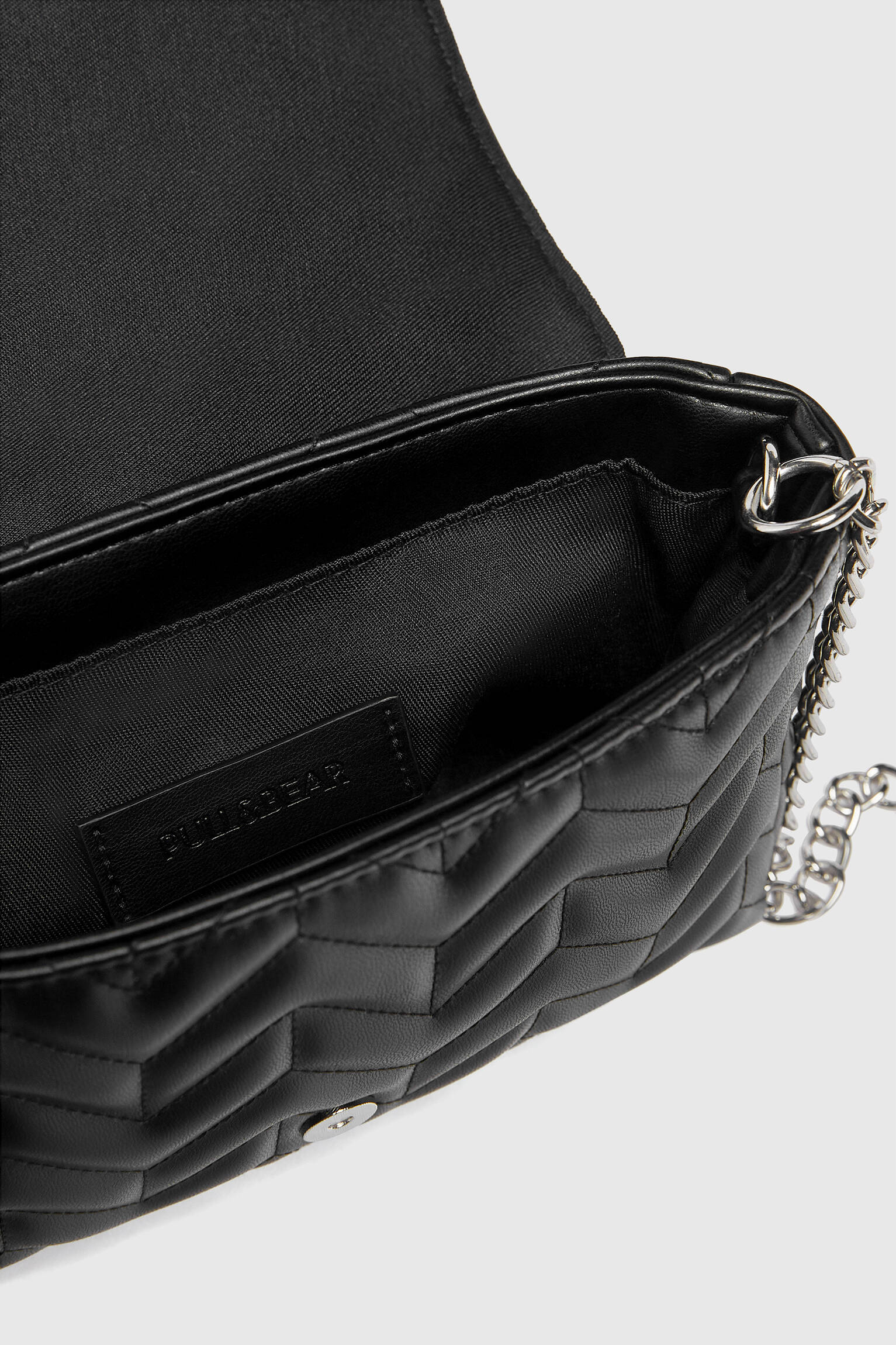 Bolsa de ombro acolchoada com aba - preta