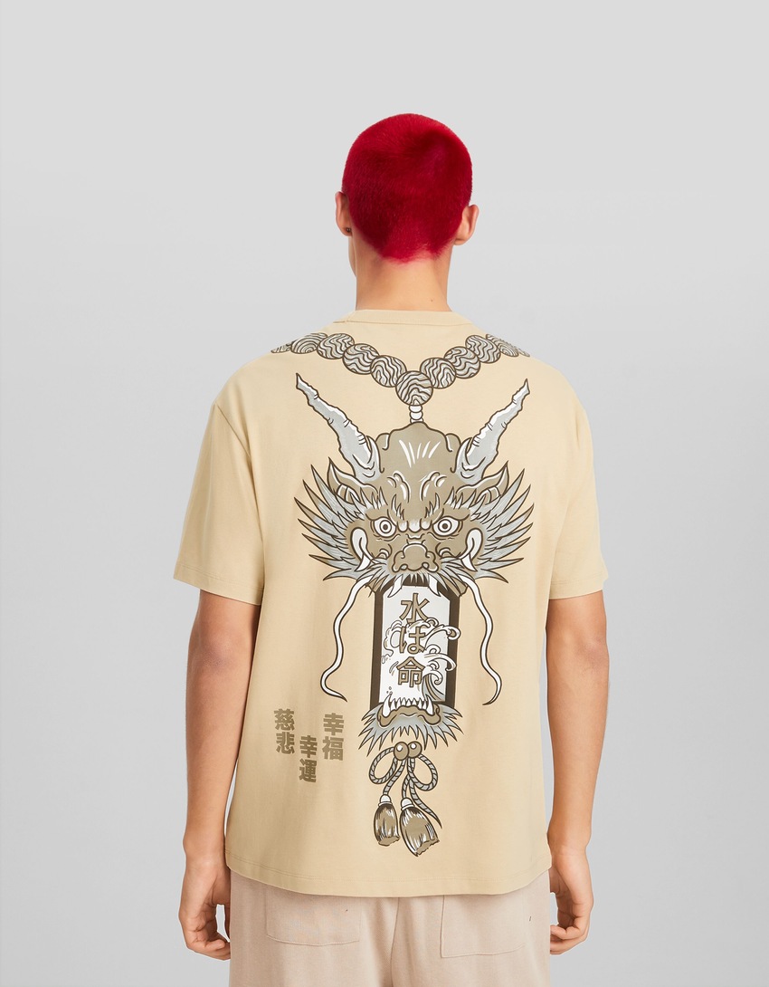 Camiseta de manga curta com estampa e modelagem quadrada