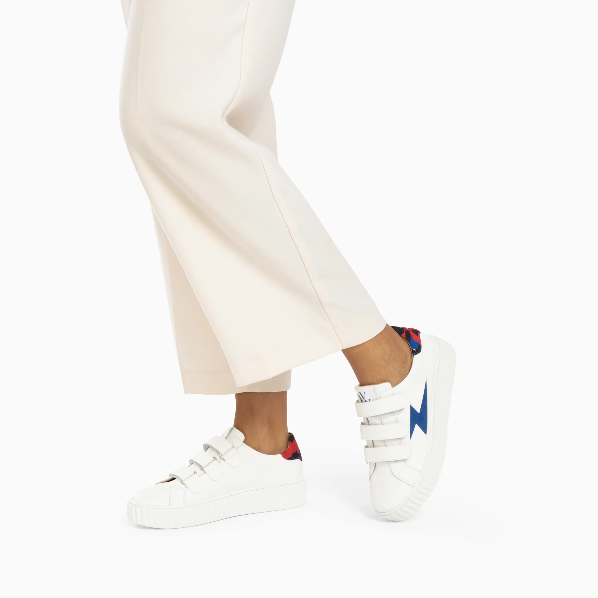 Sneakers-Baskets éclair Susan blanc et bleu à scratchs