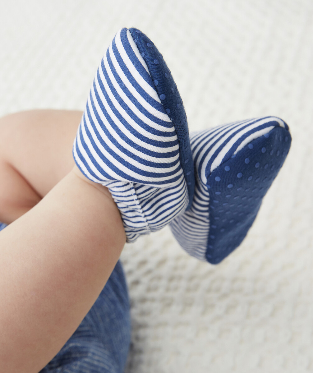 LES CHAUSSONS AUX RAYURES BLEUES ET BLANCHES