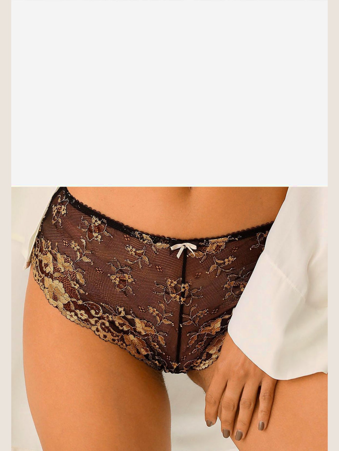 Panty en dentelle romantique aux détails couleur or