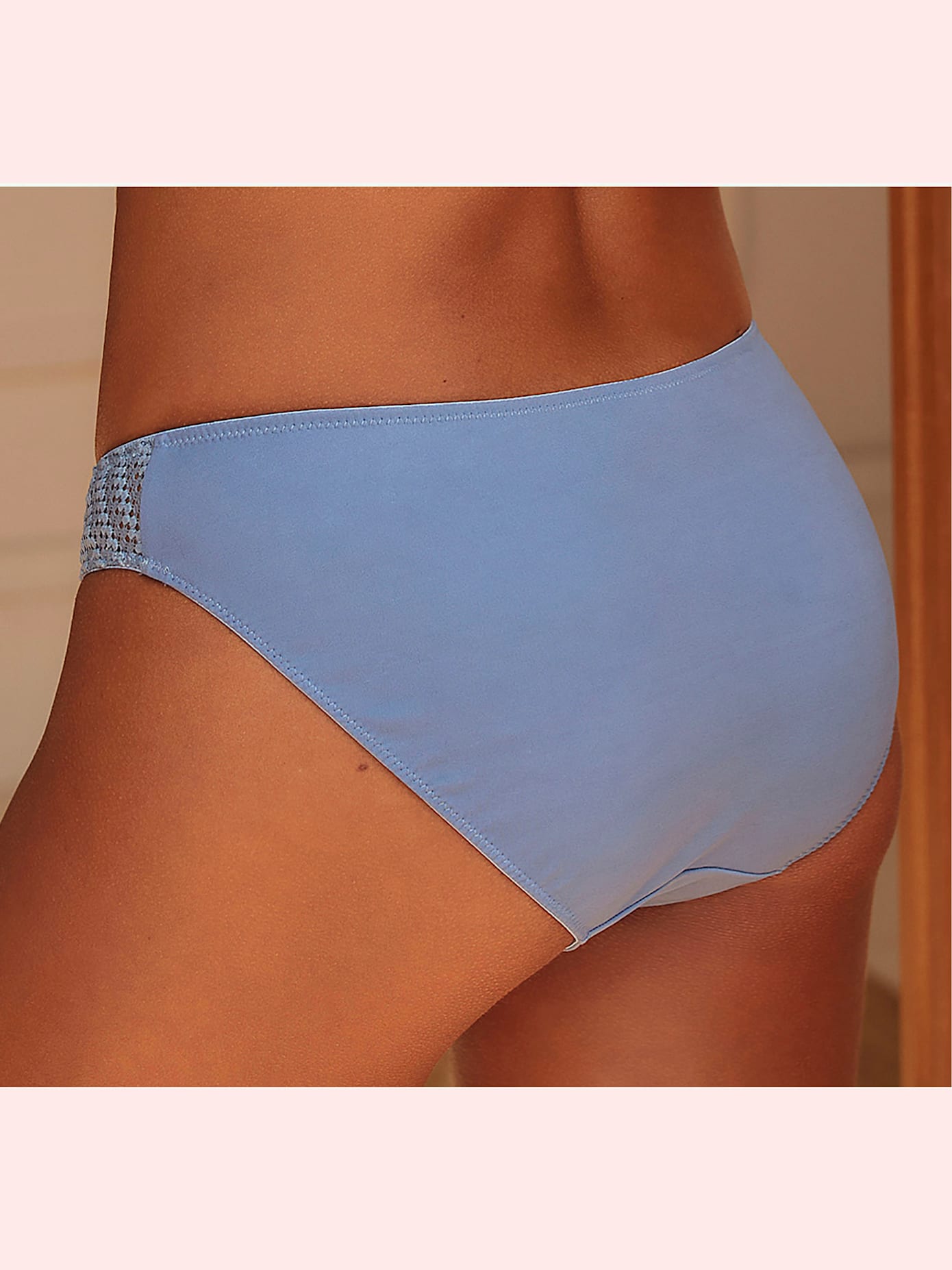 Slip féminin avec coupe enveloppante